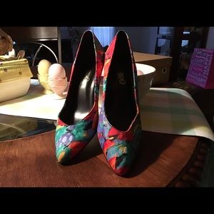 Cute floral heel pump. 🌹